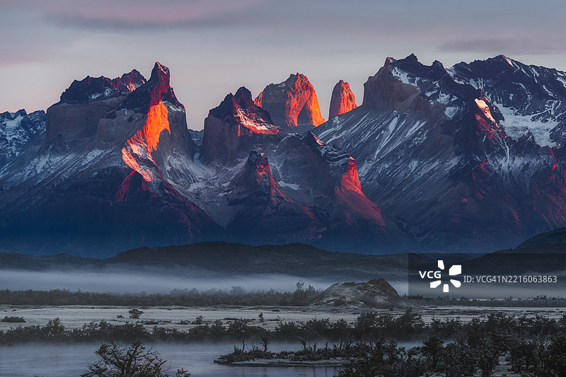 智利巴塔哥尼亚托雷斯德尔潘恩峰的日出图片素材