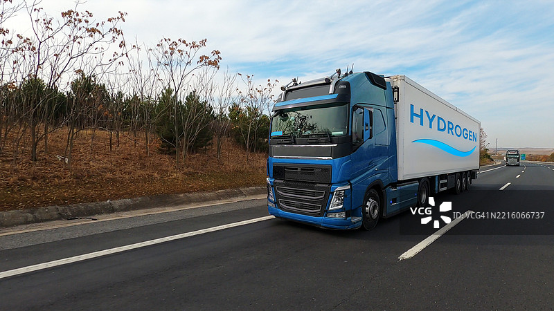 运输氢气的卡车在路上行驶图片素材