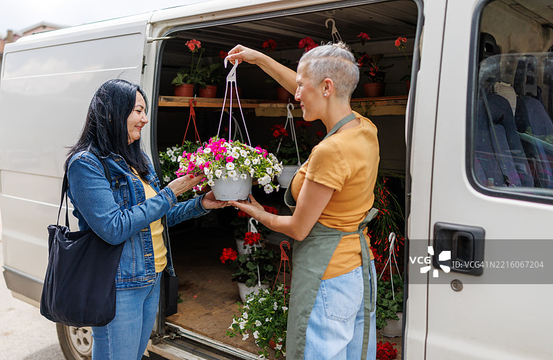基于面包车的花店为城市客户提供服务图片素材