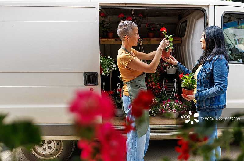 女性在路边摊购买鲜花图片素材