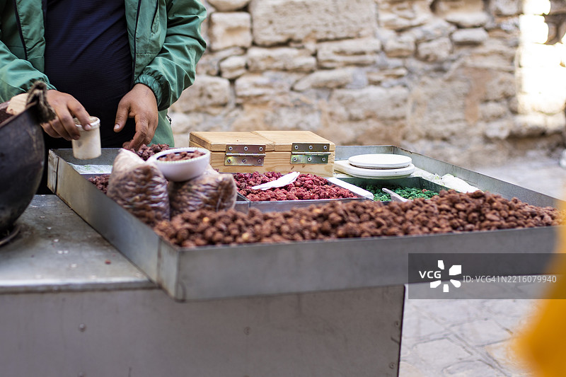 当地市场小贩出售小吃图片素材
