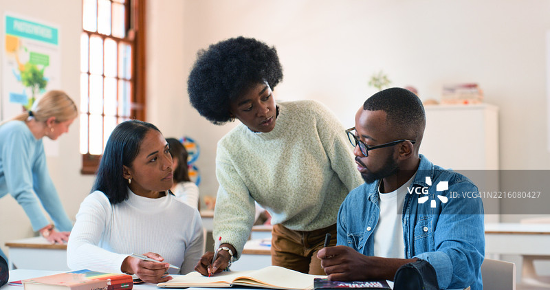 一群学生在明亮的教室环境中参与协作学习活动图片素材