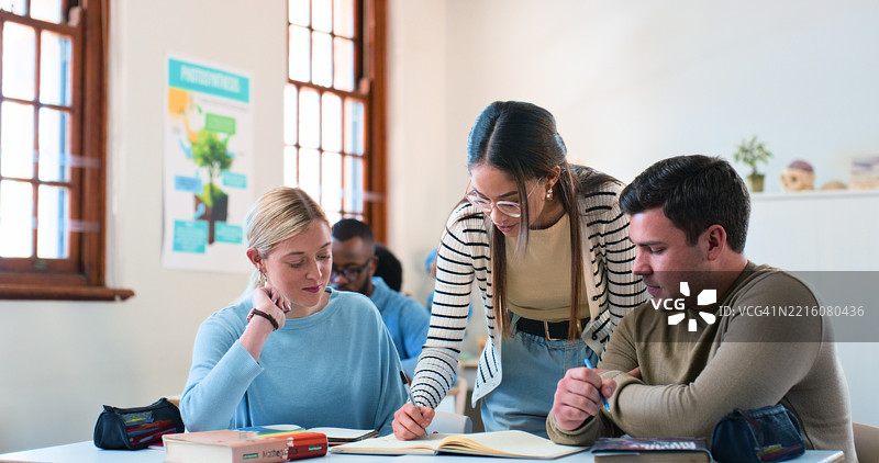 一群学生在教室环境中合作图片素材