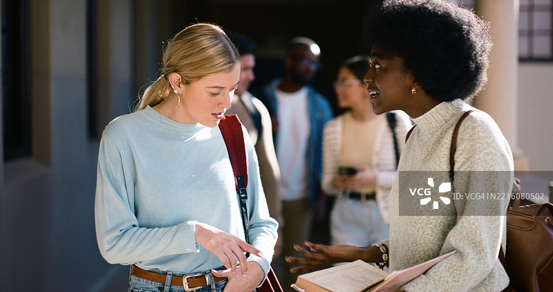 学生们在大学走廊中进行讨论图片素材