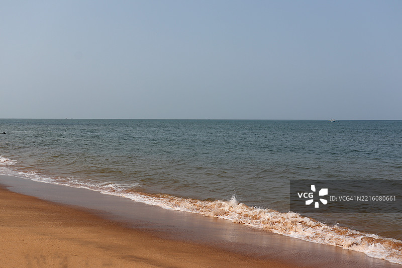 安朱纳海滩美丽的景色，波浪与沙滩相映成趣/帕纳吉/果阿/印度图片素材