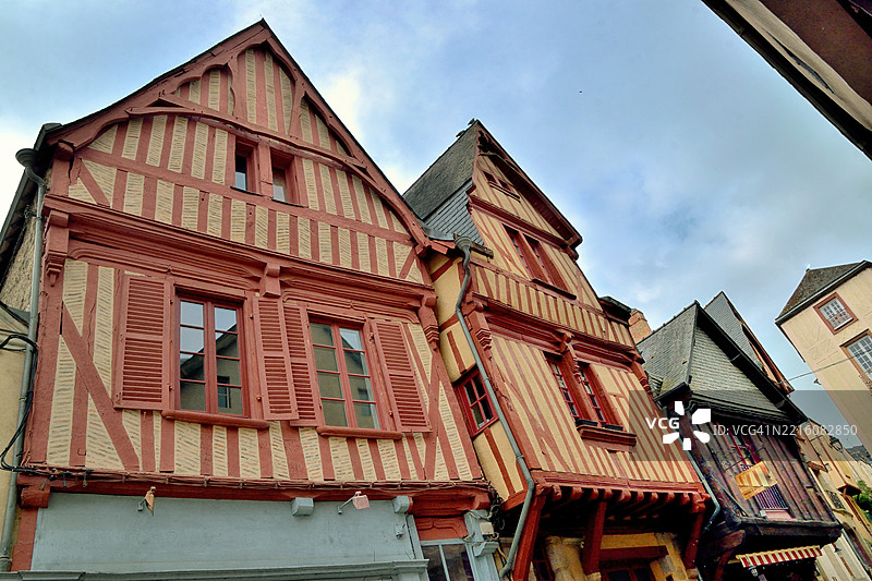 拉瓦尔，15世纪的中世纪半木结构房屋位于大街上图片素材