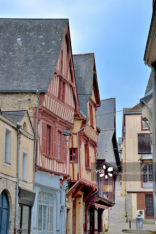 拉瓦尔，15世纪的中世纪半木结构房屋位于大街上图片素材