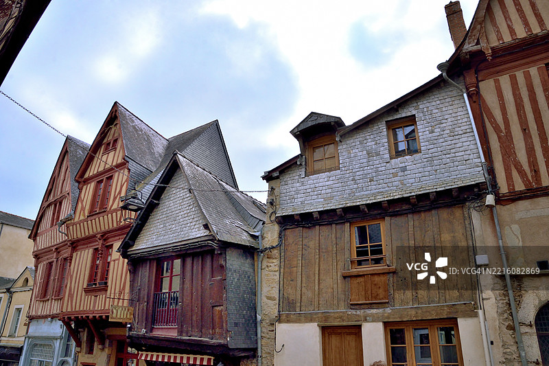 拉瓦尔，15世纪的中世纪半木结构房屋位于大街上图片素材