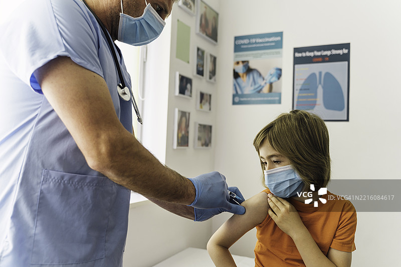 儿童免疫接种：在诊所接种疫苗图片素材