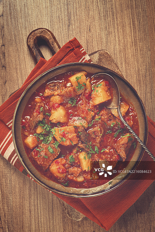 土豆炖肉，配番茄酱，加入香料和草药，自制，无人。图片素材