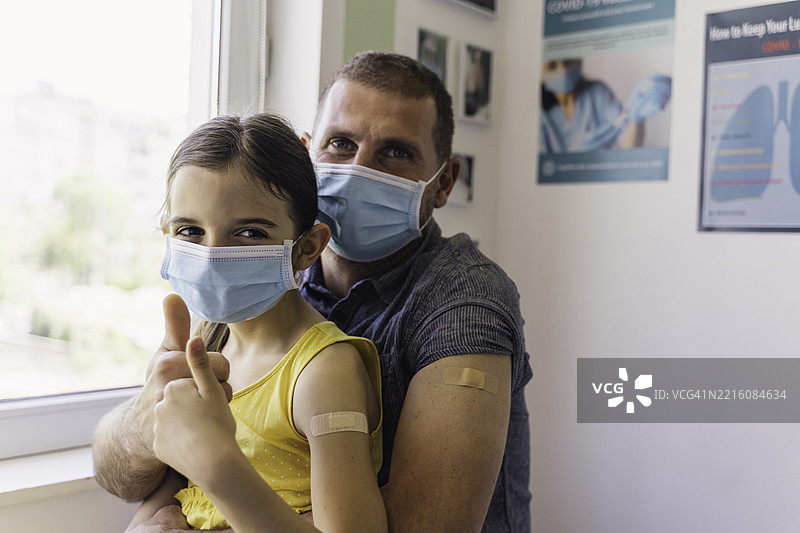 接种疫苗后微笑的孩子图片素材