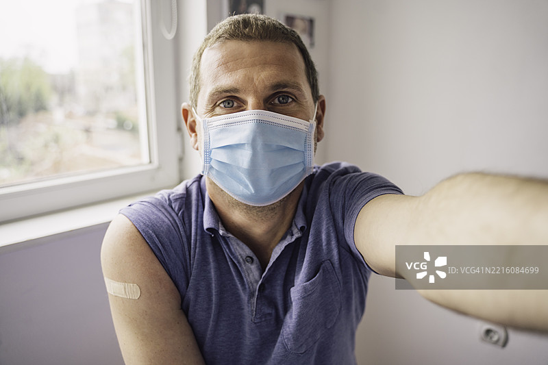 接种疫苗后穿着休闲服的自信男性图片素材