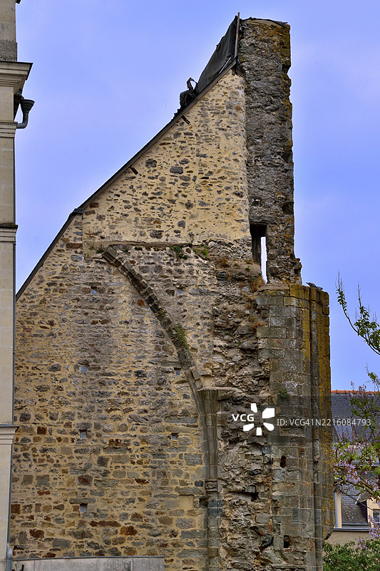 拉瓦尔，圣图加尔前大教堂唯一剩余的墙壁图片素材