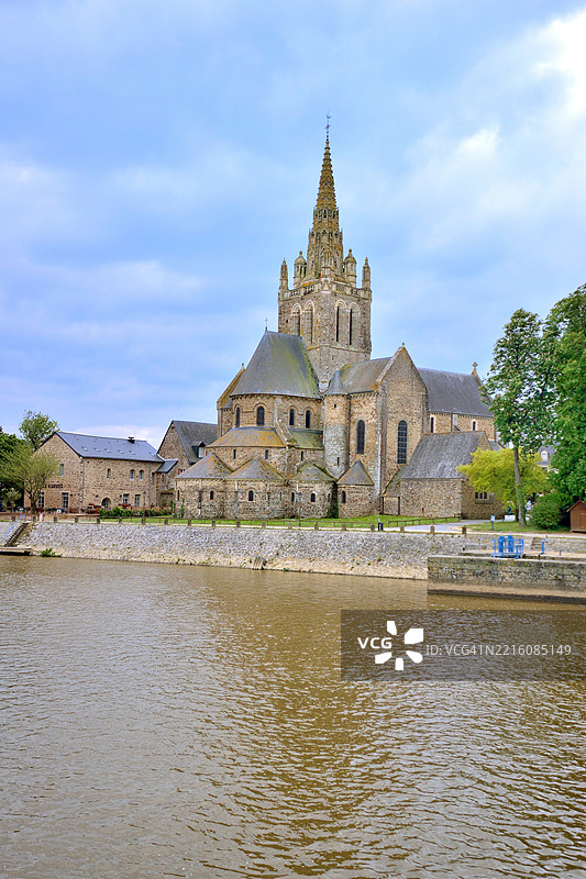 拉瓦尔，阿韦尼耶尔圣母大教堂图片素材