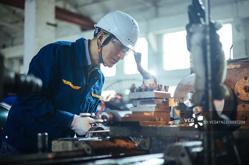 亚洲男性工程师在工厂工作图片素材