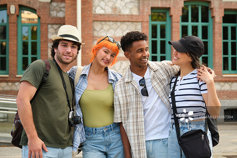 一群年轻游客拥抱并对着镜头微笑图片素材