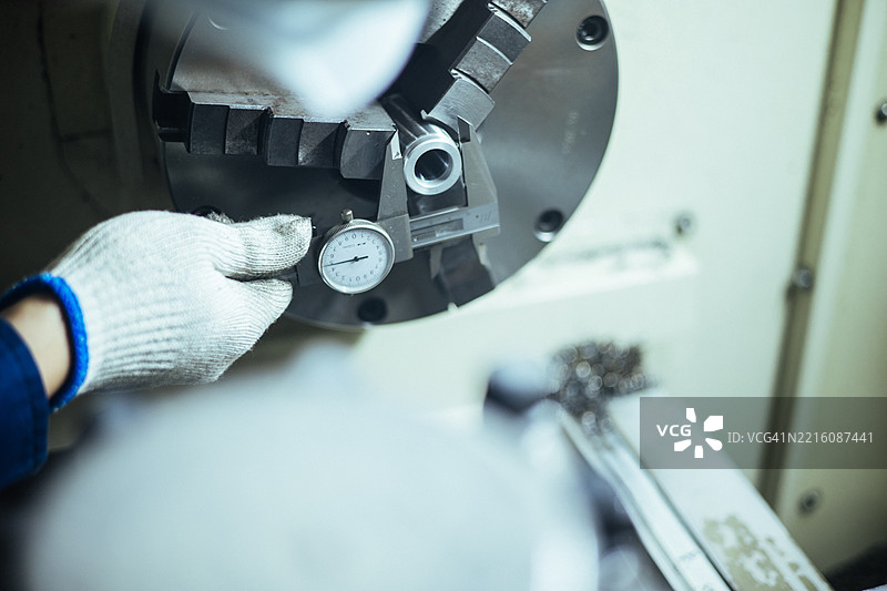 机械师在车间使用卡尺图片素材