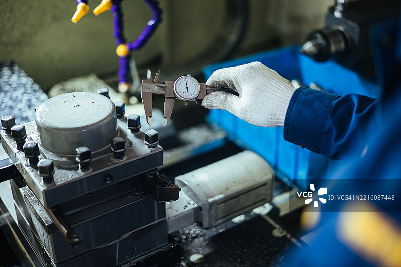 机械师在车间使用卡尺图片素材