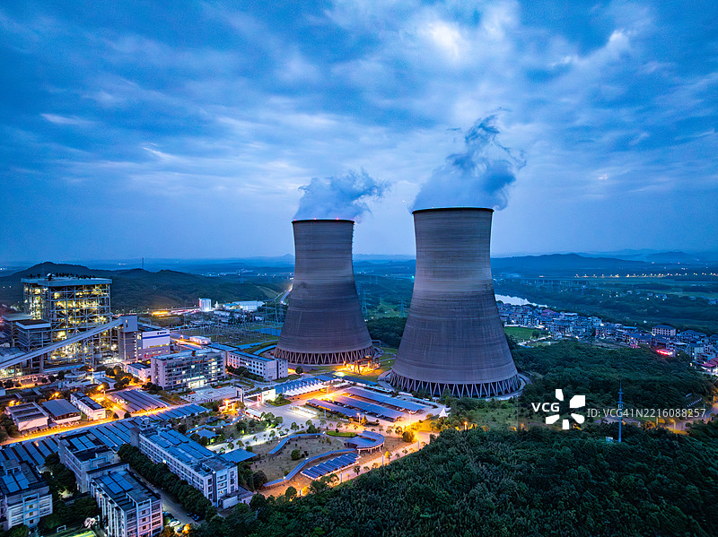 发电厂，火力发电厂，黄昏时的冷却塔图片素材