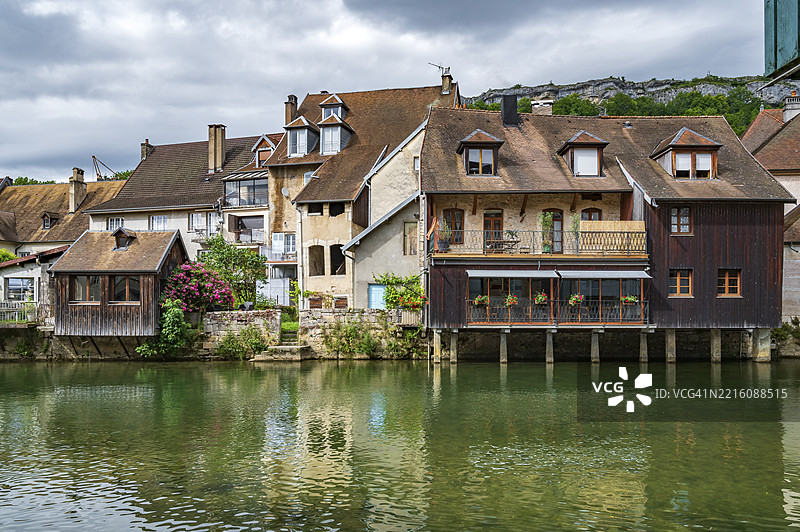 法国勃艮第-弗朗什-孔泰地区杜省的奥尔南老城区,古斯塔夫·库尔贝的故乡,拥有粘土瓦屋顶、抹灰或木质外立面,像杜省谷地的老制革房屋。图片素材