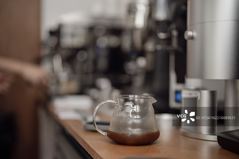 咖啡师特写镜头，准备研磨咖啡以提取浓缩咖啡。图片素材