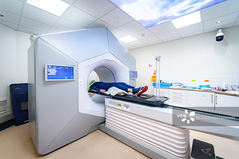 患者在现代直线加速器中接受精确的放射治疗图片素材
