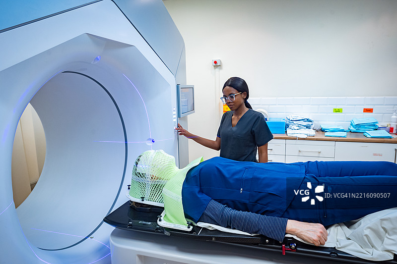 医疗专业人员在放射治疗过程中协助患者图片素材