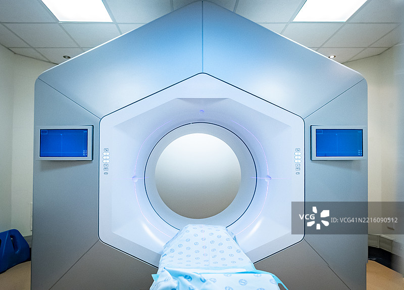 先进的放射治疗设备在无菌的临床医院治疗室内图片素材
