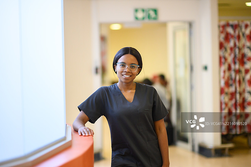 自信的女医学生穿着医务服在医院环境中图片素材