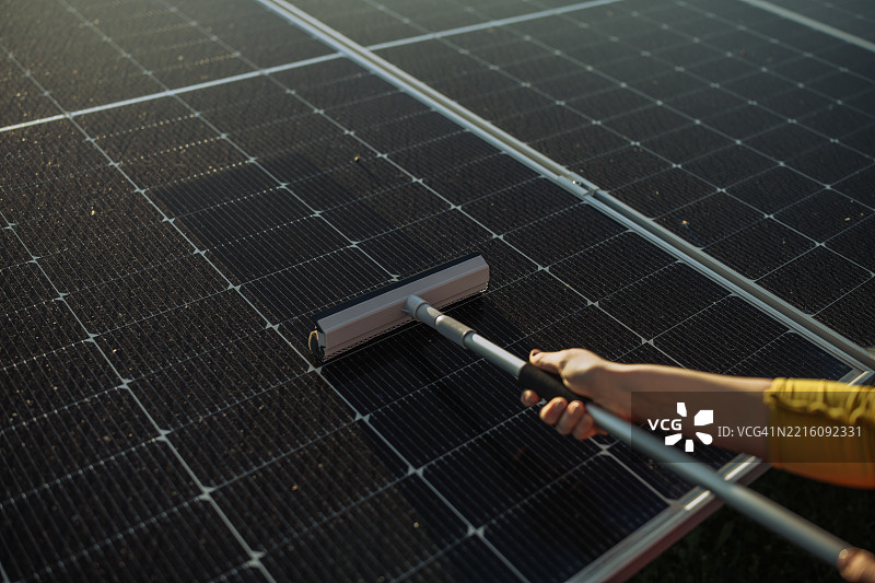 清洁光伏面板的特写镜头。图片素材