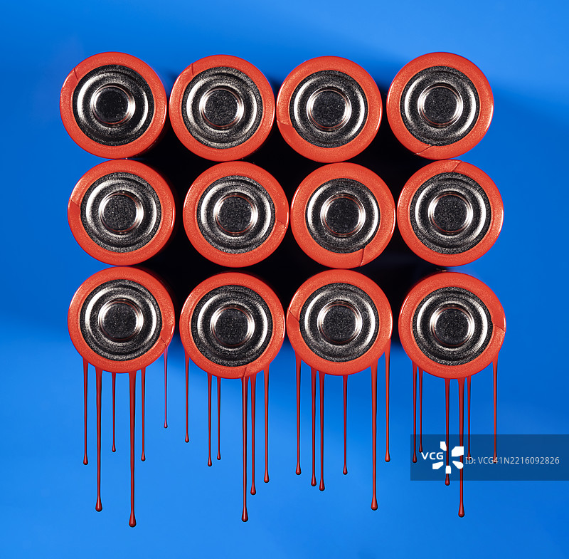 一组因充电过热而融化损坏的镍氢可充电电池。图片素材