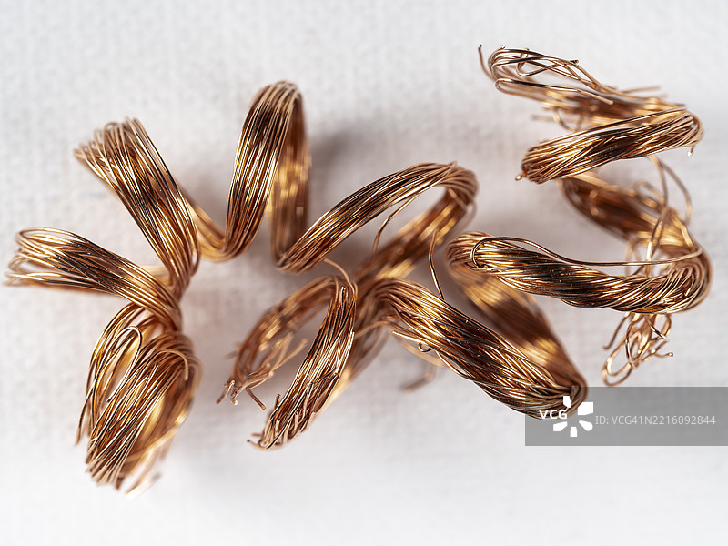 白色背景上的电力用铜丝线圈。图片素材