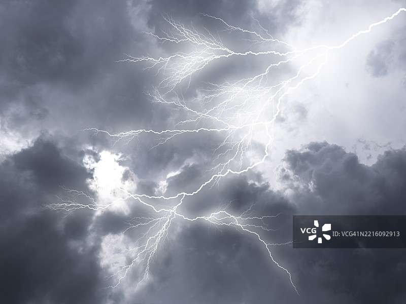 暴风雨的天空中，闪电照亮了降雨。图片素材
