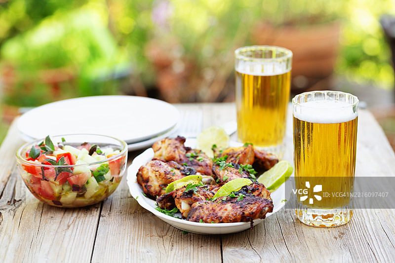 夏季户外的啤酒、沙拉和鸡翅图片素材