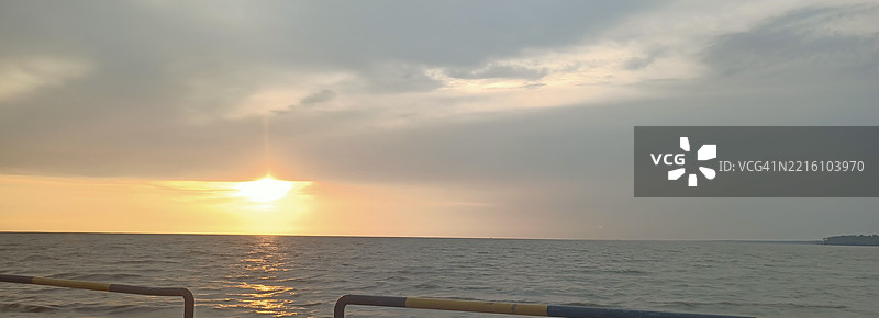 云彩和水的倒影非常美丽图片素材