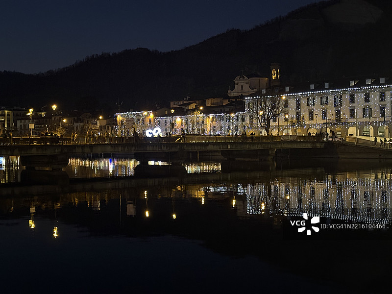 夜晚意大利伦巴第帕拉蒂科河上的灯光桥景图片素材