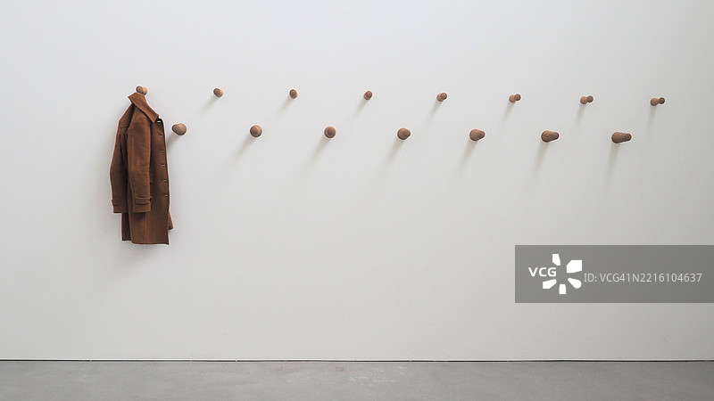 一件孤独的外套挂在钩子上，德国，韦尔阿姆莱因图片素材