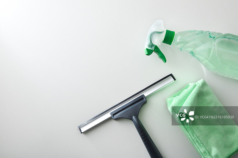 窗户清洁刮刀、喷雾产品和白色超细纤维布图片素材