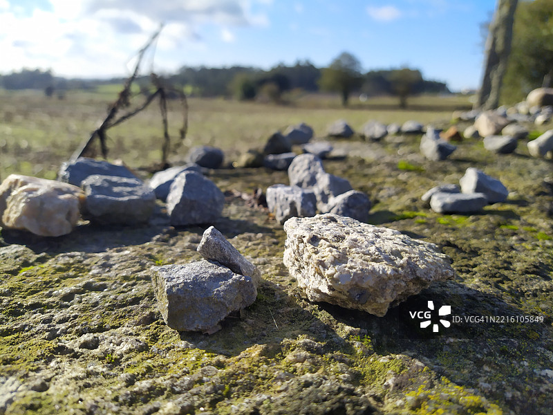 巴尔塞洛斯，葡萄牙田野上的岩石特写图片素材