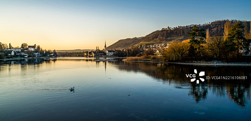 瑞士邦斯特滕日落时分湖泊与天空的美丽景色图片素材