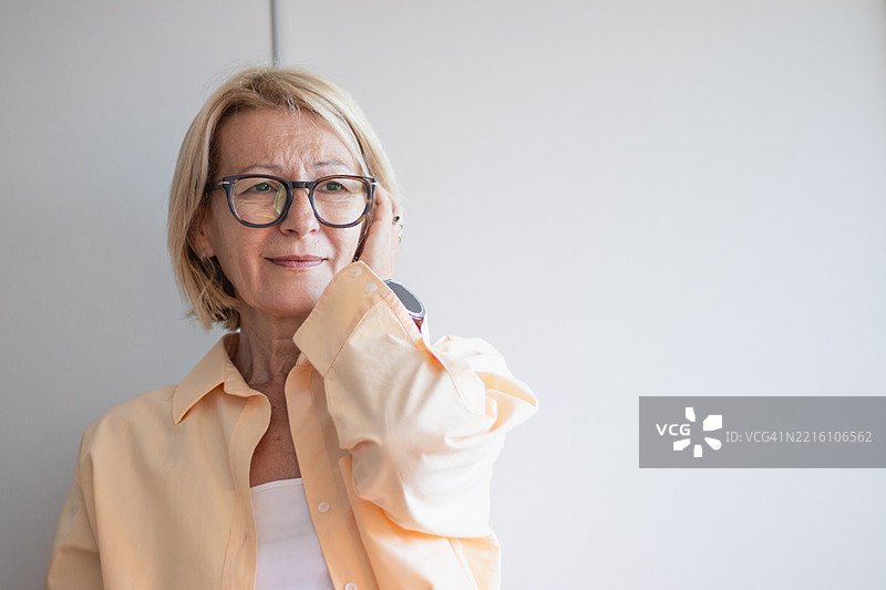 一位成熟的金发女性的肖像，她因孤独而感到焦虑和沮丧。图片素材