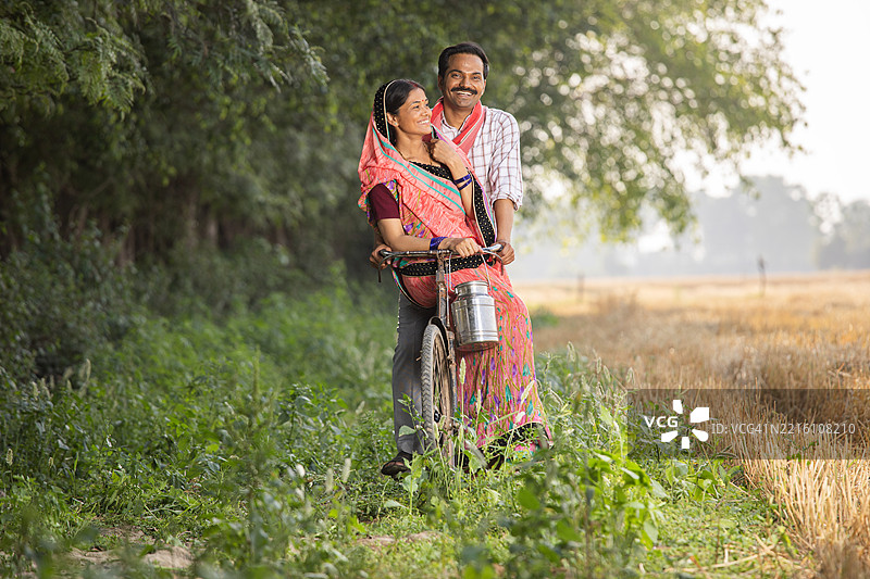 夫妻骑自行车送餐盒图片素材