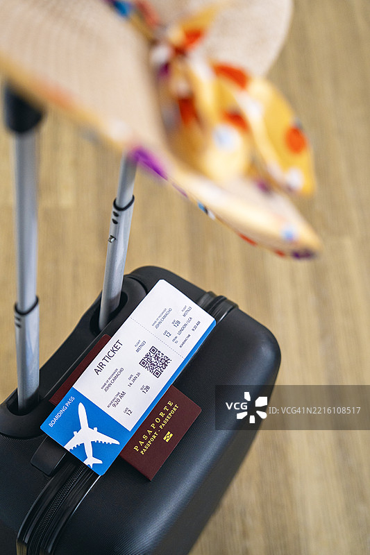 行李箱准备好，里面有哥伦比亚护照、机票和旅行配件。图片素材