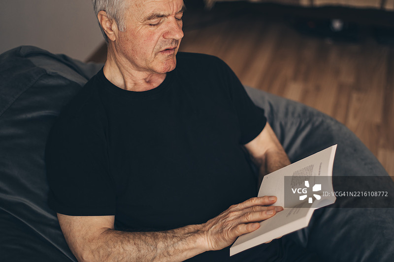 老年人正在阅读一本书图片素材