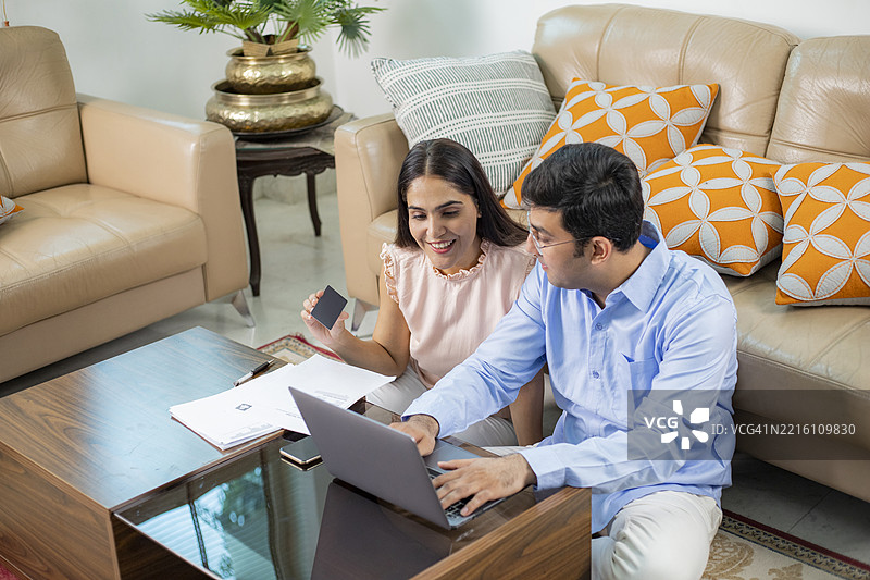 情侣使用信用卡在线购物图片素材