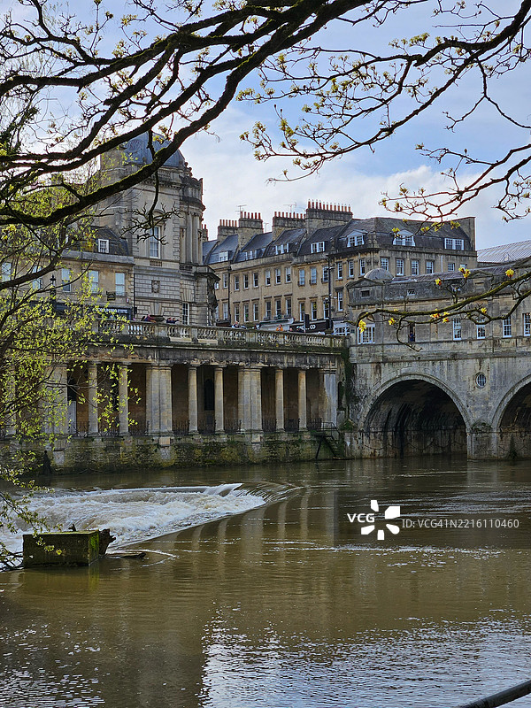 英国巴斯河上的桥梁景观图片素材