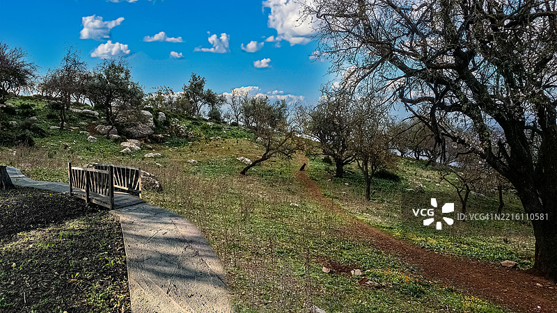 查温山脉旁的公路风景与天空相映成趣图片素材
