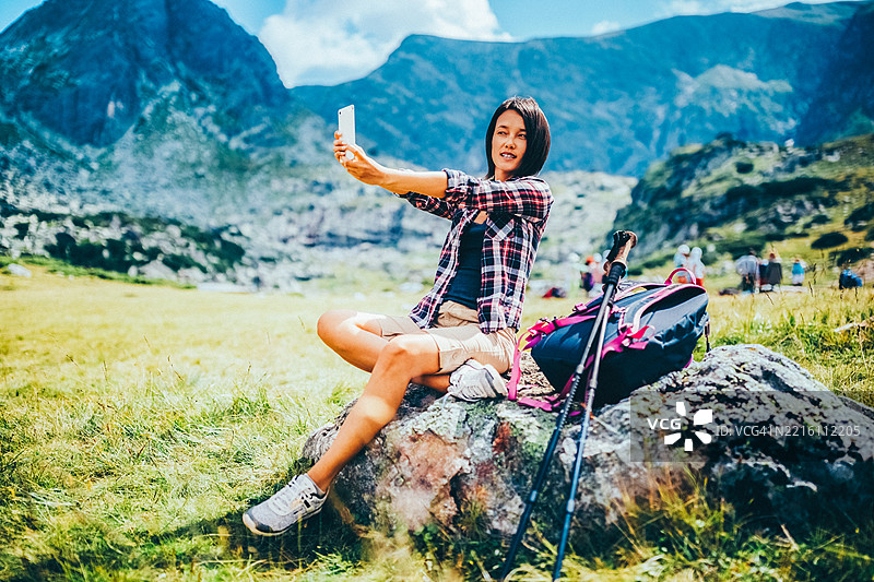 女性在山间徒步旅行时自拍图片素材