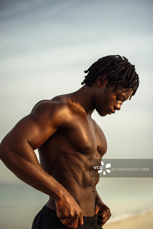 阳光照耀下，健壮的男子在户外摆姿势图片素材