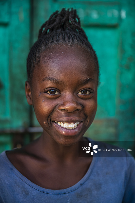 埃塞俄比亚金卡附近村庄中的年轻非洲女孩肖像图片素材